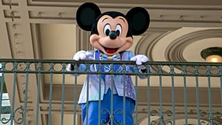 Актер в костюме Микки Мауса в парке развлечений Magic Kingdom Park во Флориде, США. 18 апреля 2022