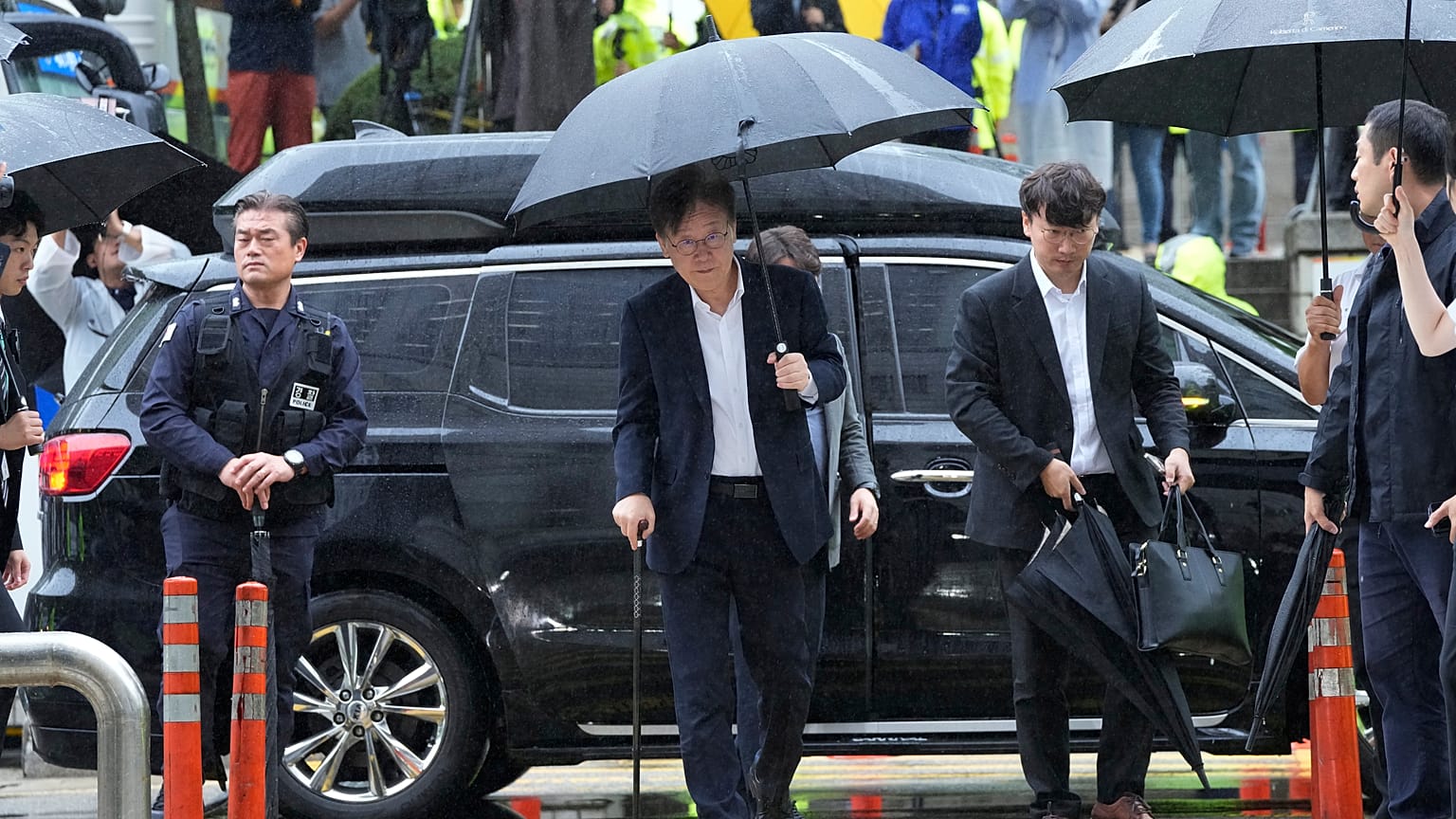 El líder de la oposición de Corea del Sur camina en el centro de la imagen