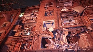 Κτίριο με ζημιές από ρωσικούς βομβαρδισμούς στο Χάρκοβο