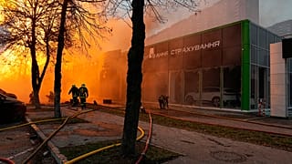 Ein Gebäude in Kiew steht nach Luftangriff in Flammen am 2.2.24