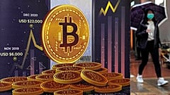 إعلان عن عملة البيتكوين المشفرة في أحد شوارع هونغ كونغ، 2022.