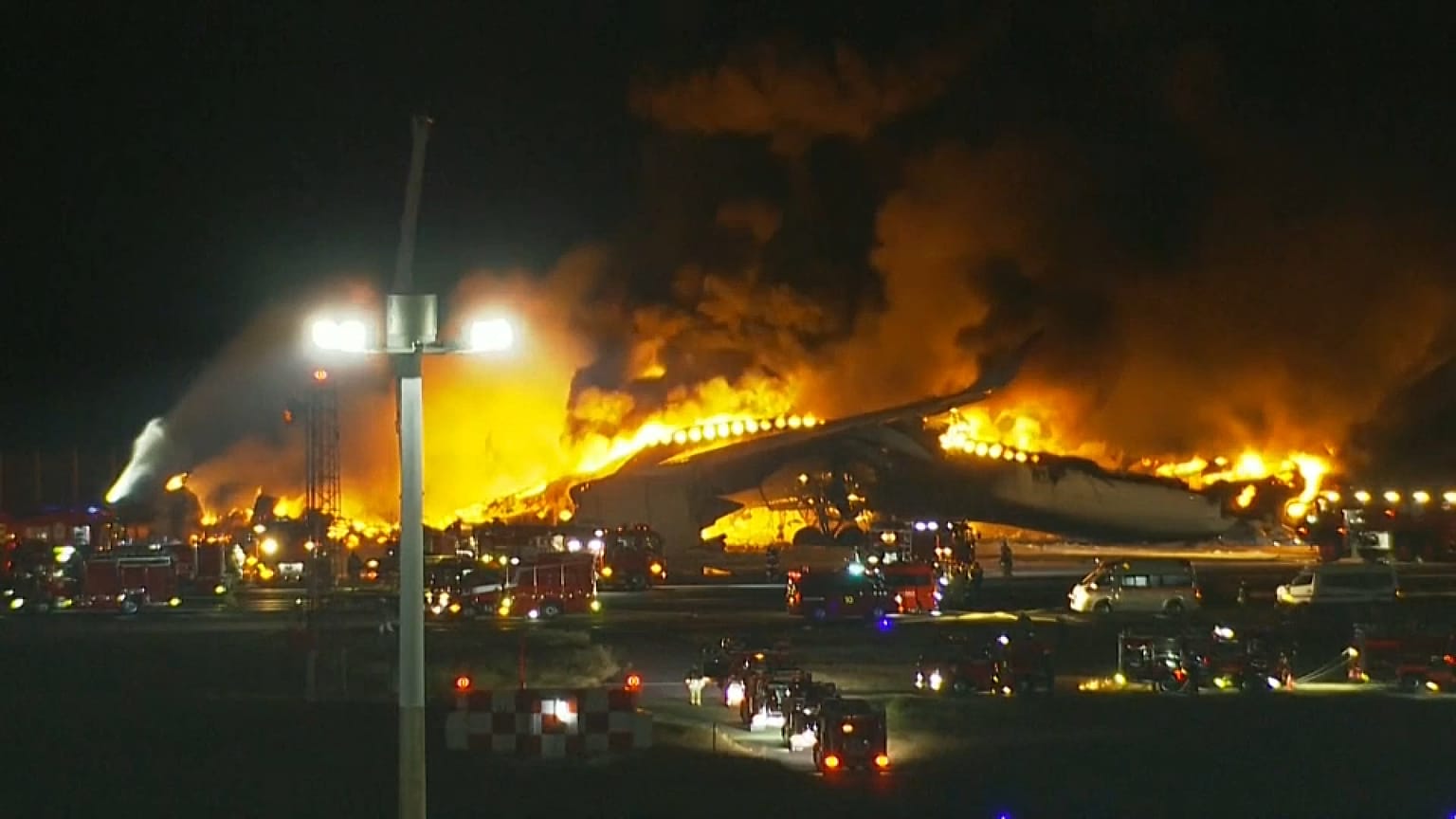 Avión envuelto en llamas en Japón