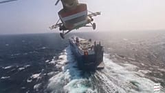 Ein Hubschrauber der Houthi-Truppen nähert sich dem Frachtschiff Galaxy Leader am Sonntag, 19\. November 2023\. 