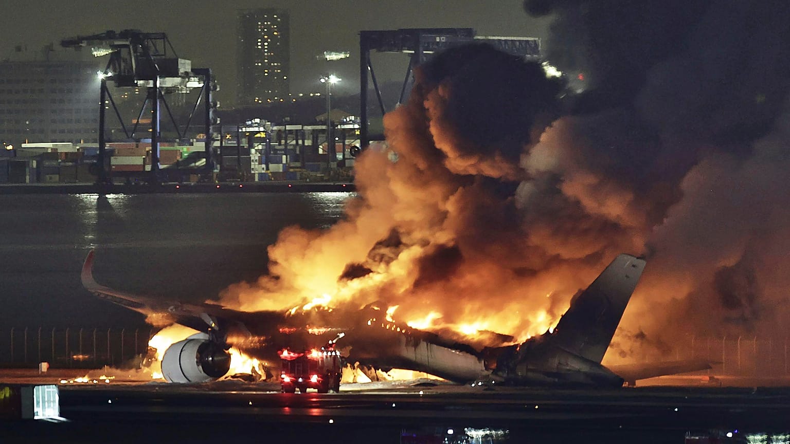 Un avión de Japan Airlines envuelto en llamas en la pista del aeropuerto de Haneda este martes 2 de enero de 2024