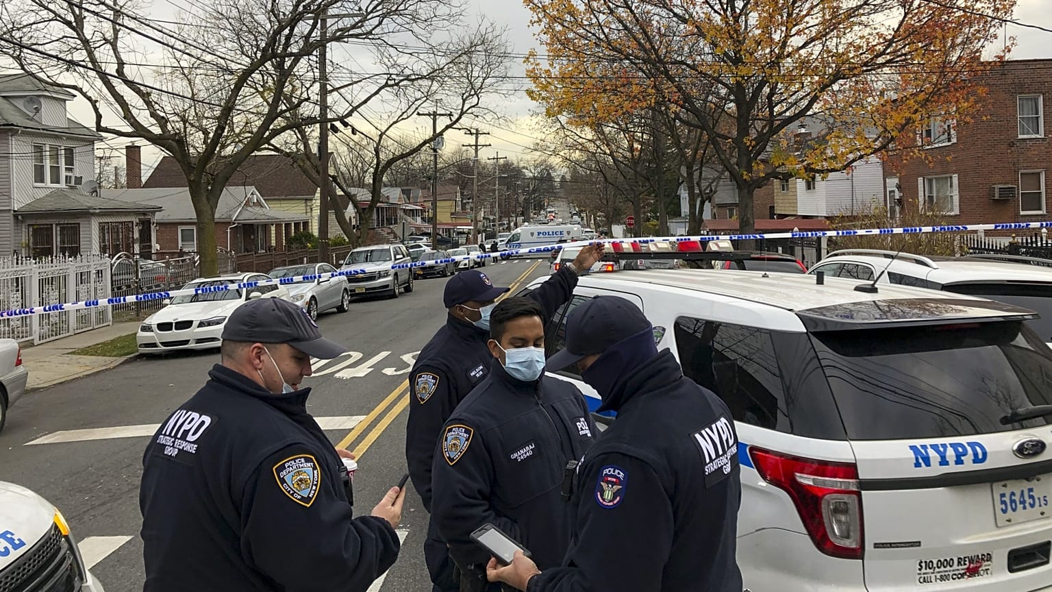 Archív fotó: New York-i rendőrök egy lövöldözés színhelyén