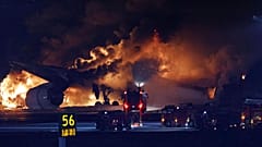 Un avión de Japan Airlines envuelto en llamas en la pista del aeropuerto de Haneda, en Tokio, este martes 2 de enero