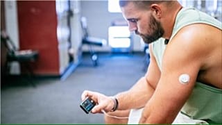 تقنية المراقبة المستمرة للسكر في الدم (Dexcom G7).
