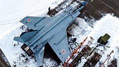 Az orosz légierő egyik MiG-31-es vadászgépe felszálláshoz készül egy légi bázison 2022. február 14-én