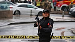 شرطي تركي يقف في أحد شوارع أنقرة إثر وقوع تفجير. 2023/10/01