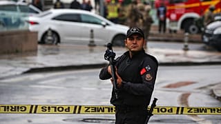 شرطي تركي يقف في أحد شوارع أنقرة إثر وقوع تفجير. 2023/10/01