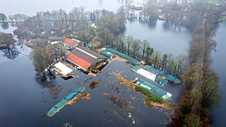 Una fattoria allagata nel distretto di Brema, in Germania