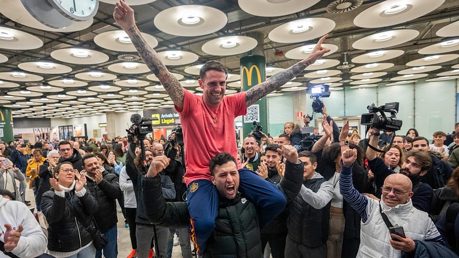 سانتياغو سانشيز كوجيدور محمولاً على كتفي أحد مستقبليه في مطار باراخاس، على مشارف مدريد، إسبانيا. 2 كانون الثاني 2024.