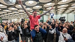 سانتياغو سانشيز كوجيدور محمولاً على كتفي أحد مستقبليه في مطار باراخاس، على مشارف مدريد، إسبانيا. 2 كانون الثاني 2024.