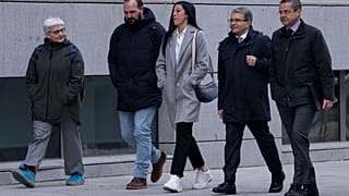 لاعبة كرة القدم الإسبانية جيني هيرموسو، في الوسط، تصل إلى محكمة Audiencia Nacional في مدريد