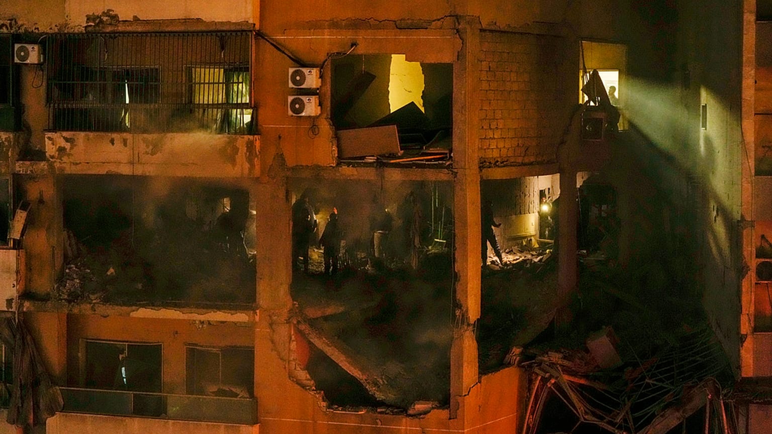 Nach einer schweren Explosion in einem südlichen Vorort von Beirut, Libanon, suchen Menschen in einer Wohnung nach Überlebenden.