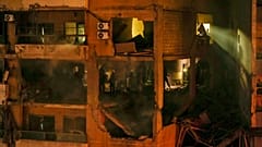Nach einer schweren Explosion in einem südlichen Vorort von Beirut, Libanon, suchen Menschen in einer Wohnung nach Überlebenden.