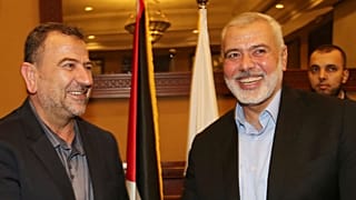 صالح العاروري (يسار الصورة) مع إسماعيل هنية في غزة ـ صورة أرشيفية 2018
