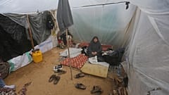 Imagen de una mujer palestina desplazada por los bombardeos israelíes, sentada en una tienda improvisada en Rafah, Franja de Gaza, el martes 2 de enero de 2024.