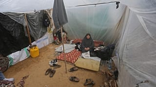 Imagen de una mujer palestina desplazada por los bombardeos israelíes, sentada en una tienda improvisada en Rafah, Franja de Gaza, el martes 2 de enero de 2024.