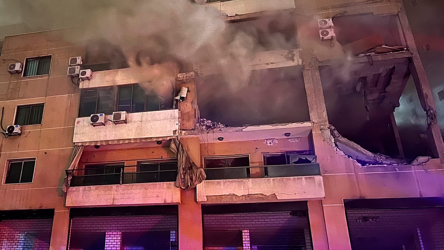 دخان يتصاعد من شقة مدمرة إثر انفجار هائل في الضاحية الجنوبية لبيروت