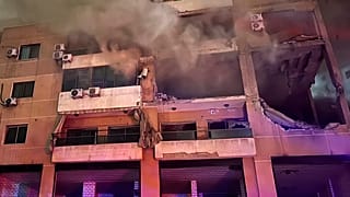 دخان يتصاعد من شقة مدمرة إثر انفجار هائل في الضاحية الجنوبية لبيروت