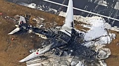 Kollision einer Passagiermaschine und einer Maschine der Küstenwache in Japan