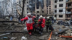 Les secours en action à Kyiv, Ukraine, mardi 2 janvier 2024.