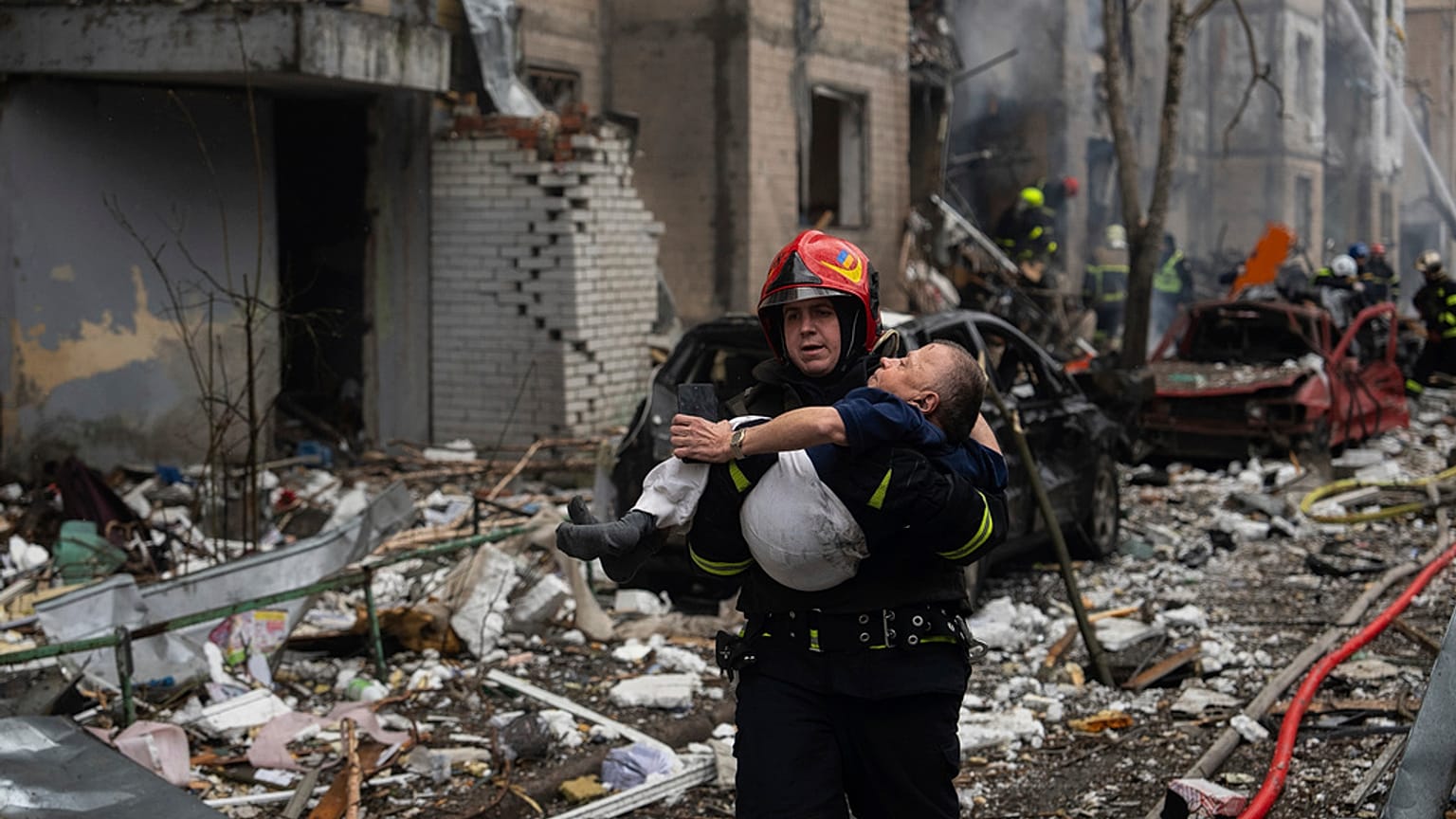 Rescate de vecinos en las afueras de Kiev tras un bombardeo ruso el martes 2 de enero