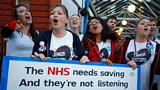 Varios profesionales del sector sanitario protestan por las condiciones salariales de su trabajo en el Sistema Nacional de Salud, NHS, del Reino Unido.