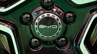 Il brand Byd sul volante di un veicolo elettrico