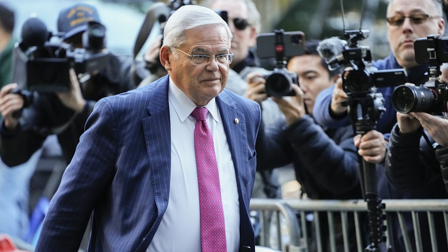 Bob Menendez demokrata szenátor egy New York-i bíróságra érkezik