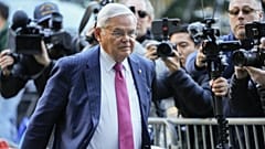 Bob Menendez demokrata szenátor egy New York-i bíróságra érkezik