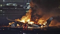 A Japan Airlines kigyulladt gépe a Haneda repülőtér kifutóján