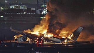 A Japan Airlines kigyulladt gépe a Haneda repülőtér kifutóján