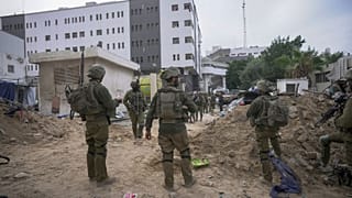 سربازان اسرائیلی در بیرون ساختمان بیمارستان شفاء به تاریخ ۲۲ نوامبر ۲۰۲۳