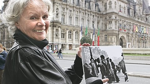 Françoise Bornet 2012-ben az ikonikus fotó készítésének helyszínén, a párizsi Városháza előtt