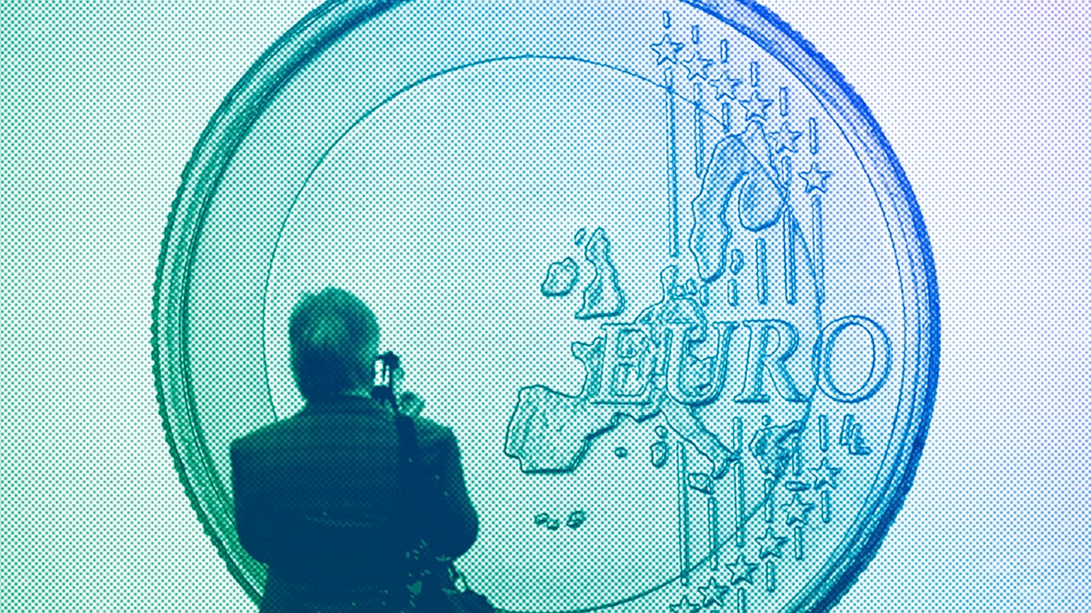 Un homme prend une photo de l'œuvre d'art "Euro" du groupe d'artistes Superflex lors de la foire d'art de Cologne, en avril 2015.