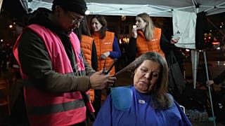 Freiwillige Friseure schneiden Obdachlosen und Bedürftigen in Paris die Haare.