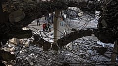 فلسطينيون ينظرون إلى الدمار الذي خلفته غارة إسرائيلية على مدينة رفح جنوب قطاع غزة. 2024/01/03