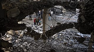 فلسطينيون ينظرون إلى الدمار الذي خلفته غارة إسرائيلية على مدينة رفح جنوب قطاع غزة. 2024/01/03