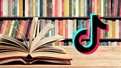Das TikTok-Logo neben einer Reihe von Büchern`