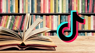 Das TikTok-Logo neben einer Reihe von Büchern`