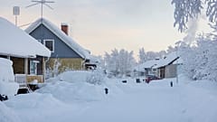 Das Dorf Vittangi im Norden von Schweden liegt unter einer dicken Schneedecke.