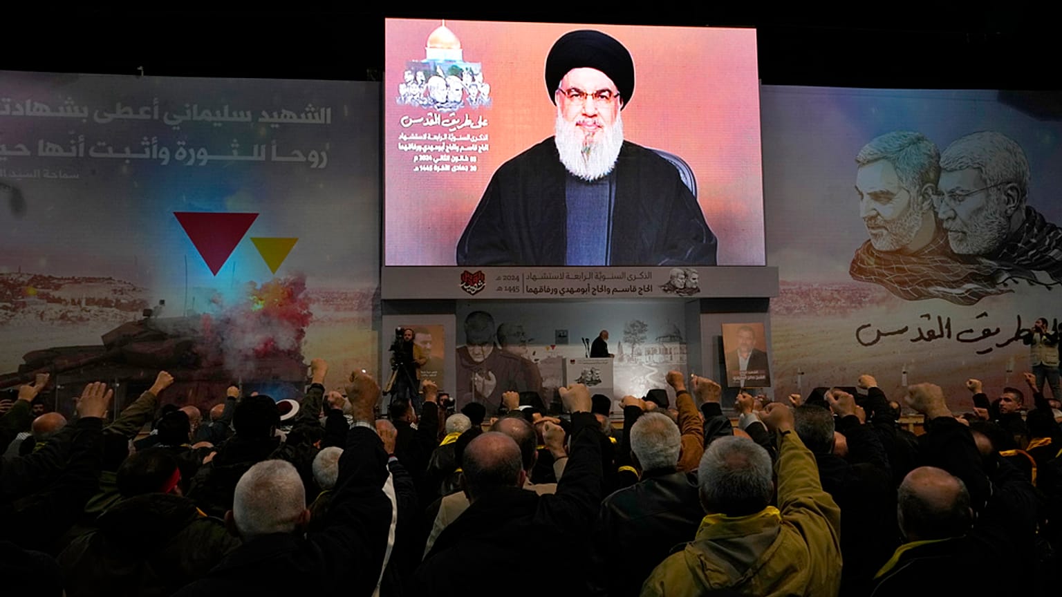 Seguidores del grupo Hizbulá, apoyado por Irán, levantan los puños y lanzan vítores mientras escuchan un discurso del líder del grupo libanés chií, Sayed Hasán Nasralá.