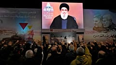 Seguidores del grupo Hizbulá, apoyado por Irán, levantan los puños y lanzan vítores mientras escuchan un discurso del líder del grupo libanés chií, Sayed Hasán Nasralá.