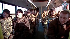 Пленные - по 200 человек - едут домой.