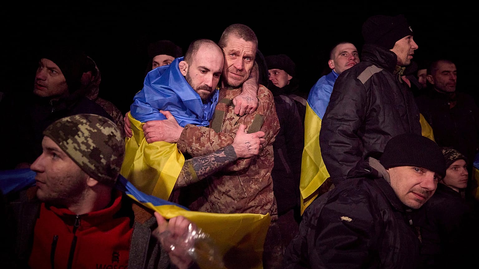 Les prisonniers de guerre ukrainiens après un échange de prisonniers près de Soumy, en Ukraine, le mercredi 3 janvier 2024.