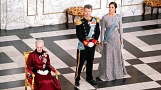 II. Margit királynő ült a diplomáciai testület éves fogadásán tavaly januárban, a koronaherceg és felesége mellette álltak 