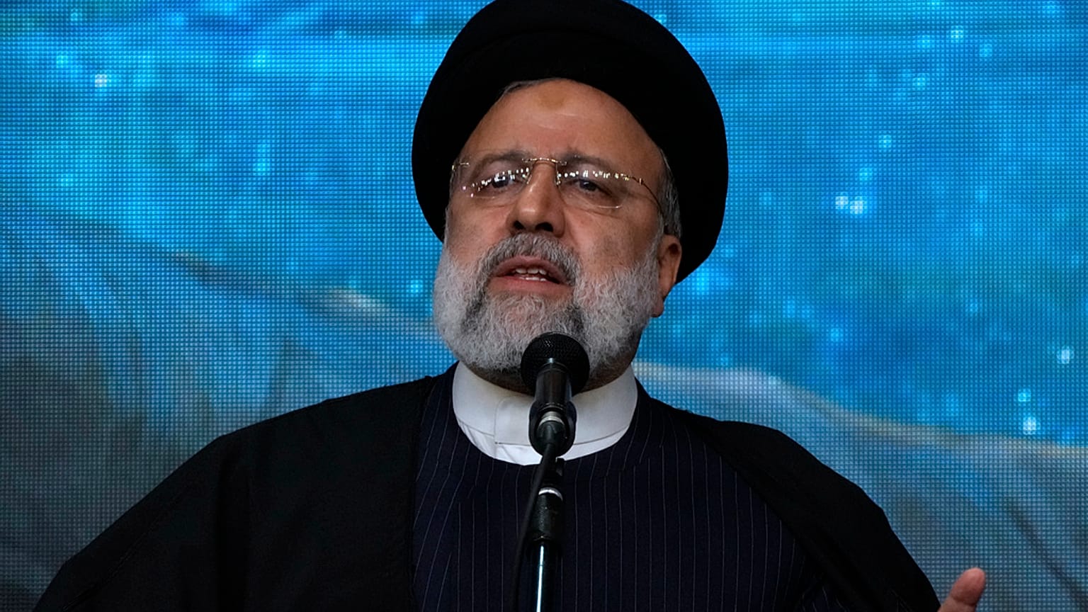 Ebrahim Raiszi iráni elnök a teheráni Khomeini nagymecsetben