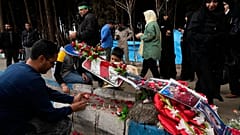 Люди зажигают свечи на месте теракта в Кермане, Иран, 4 января 2024 года.